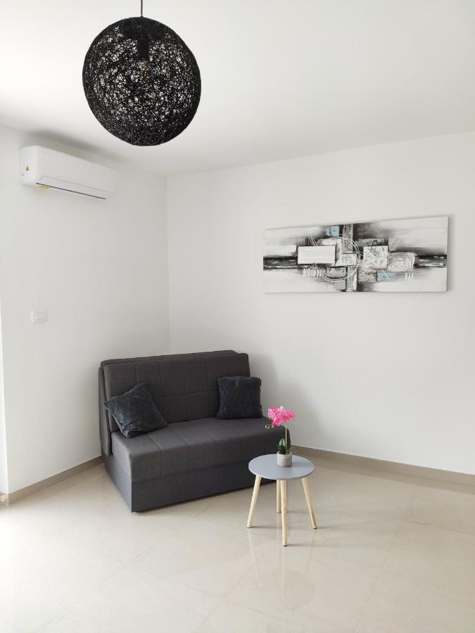 White Studio Apartman Pola Esterno foto