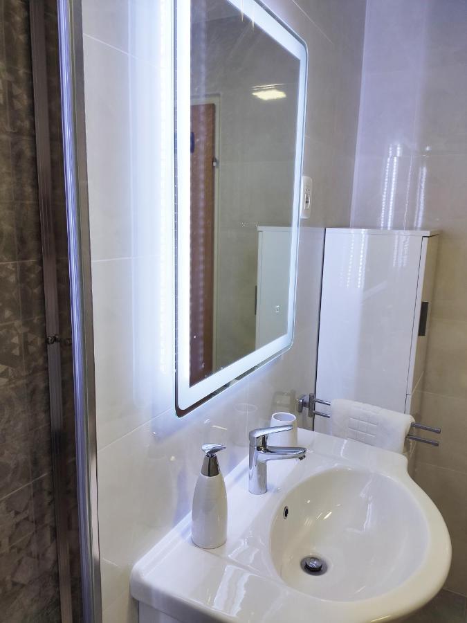 White Studio Apartman Pola Esterno foto