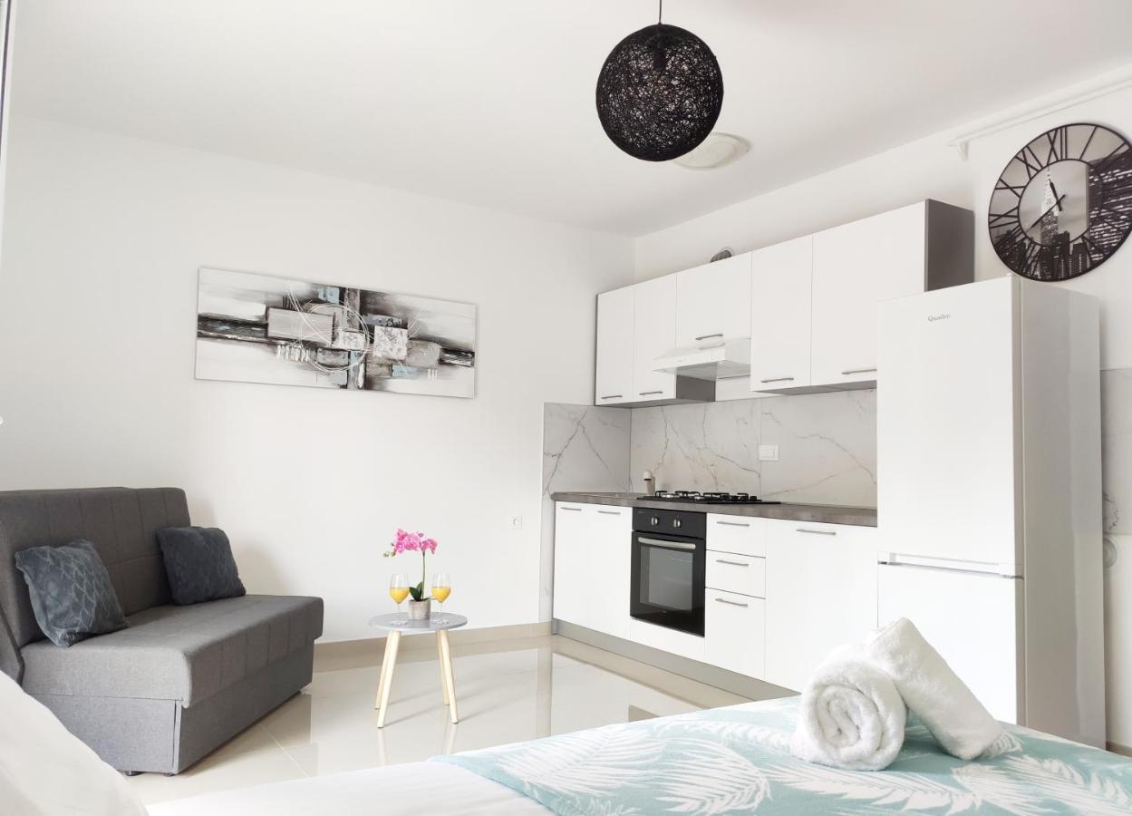 White Studio Apartman Pola Esterno foto