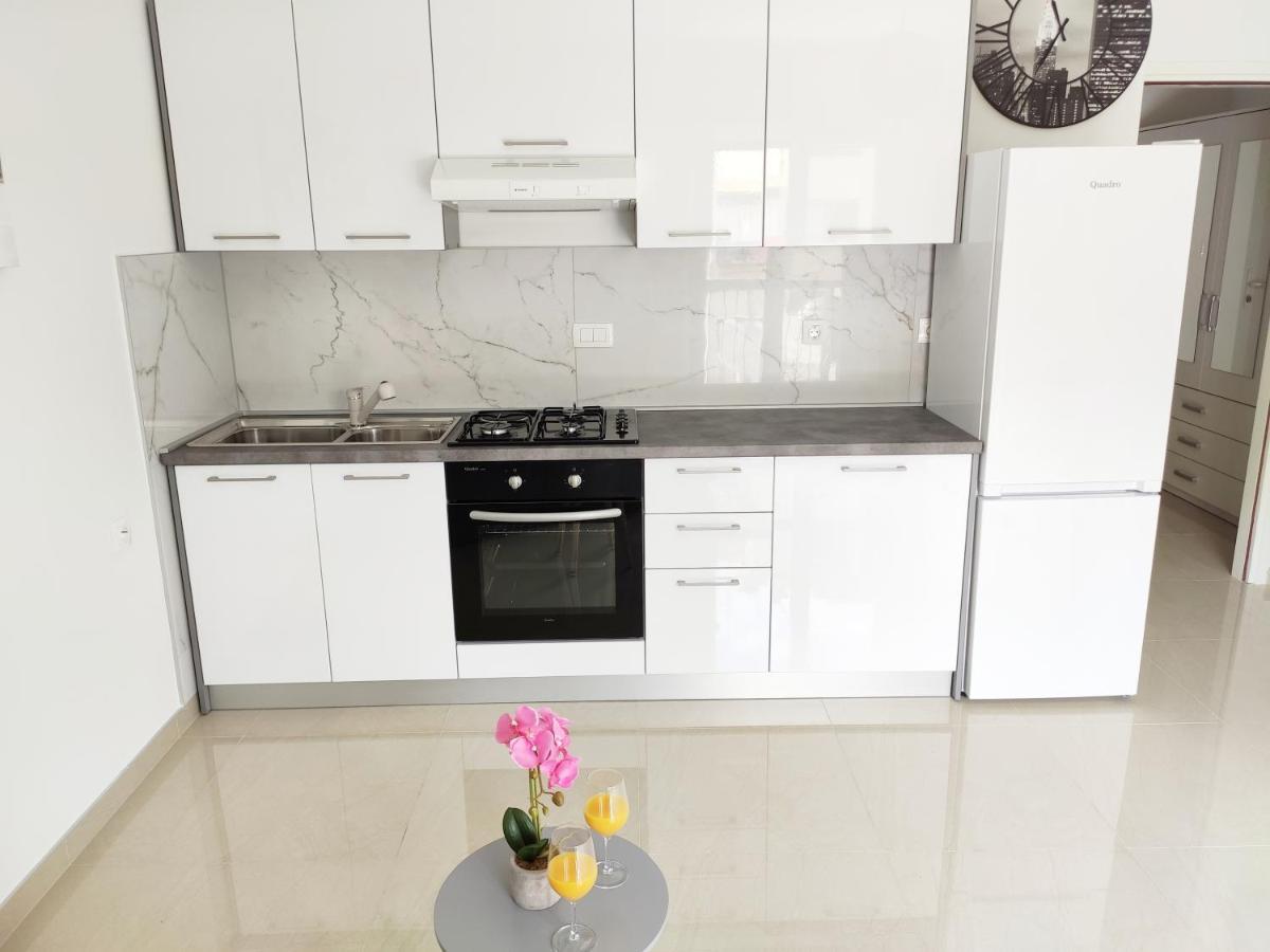 White Studio Apartman Pola Esterno foto