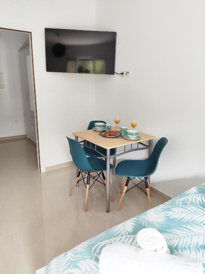 White Studio Apartman Pola Esterno foto
